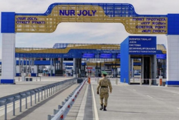 Фотография к новости: Фуры застряли на "Нур Жолы": не хватает разрешений для въезда в Китай