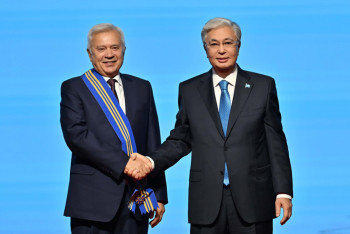 Фотография к новости: Токаев наградил орденом основателя компании "Лукойл" Алекперова