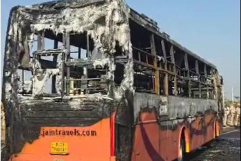 Фотография к новости: В Индии сгорел пассажирский автобус, погибли 19 человек