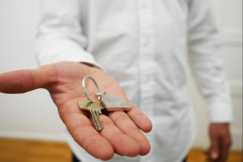 Фотография к новости: Отбасы банк расширяет программы для молодых семей и военнослужащих