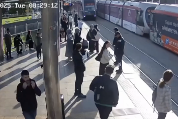 Фотография к новости: В Турции охранник вытащил женщину из-под трамвая за секунду до столкновения