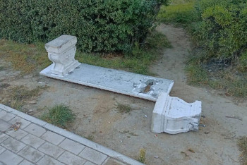 Фотография к новости: В Актау арестовали мужчину, повредившего городской монумент и лавочки