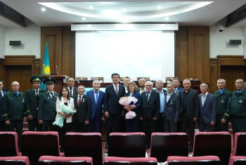 Фотография к новости: Повышение зарплаты и посадка 2 млрд деревьев: в Минэкологии поздравили работников лесного хозяйства