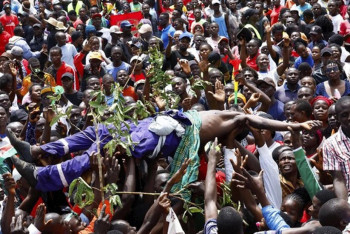Фотография к новости: Сотни человек пострадали в давке на церемонии прощания с бывшим премьером в Кении