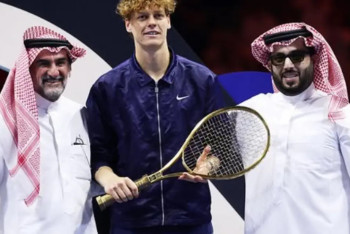 Фотография к новости: Теннисист Янник Синнер получил золотую ракетку за 250 тысяч евро