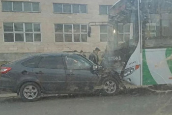В Петропавловске столкнулись автобус и легковой автомобиль: есть пострадавшие