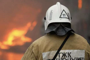 В Семее из горящего дома спасатели эвакуировали семью с четырьмя детьми