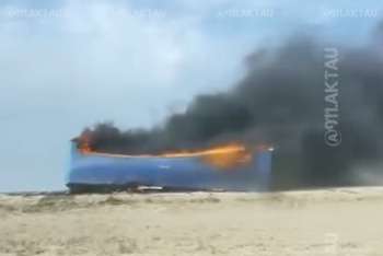 На трассе Актау — Форт-Шевченко сгорел фургон с 4 тысячами бутылок воды