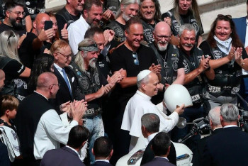 Фотография к новости: В Мюнхене продали "папский мотоцикл" за шестизначную сумму