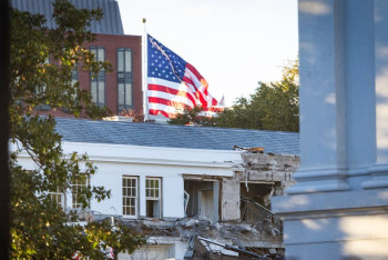Фотография к новости: Трамп без разрешения сносит часть Белого дома, чтобы построить роскошный бальный зал