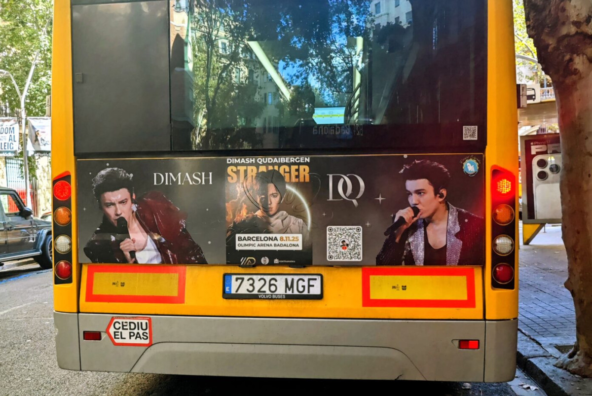 В Барселоне запустили автобусы с изображением Димаша Кудайбергена
