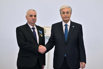 Фотография к новости: Президент наградил шахтёра Сергея Чернобая званием "Қазақстанның Еңбек Ері"