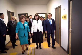 Фотография к новости: Нехватка учителей в сёлах — что еще увидела министр Сулейменова в Акмолинской области