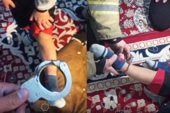 Фотография к новости: В Есике спасатели освободили ребёнка, застрявшего в старых наручниках