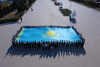 Фотография к новости: В Актау 100 школьников исполнили государственный гимн в честь Дня Республики