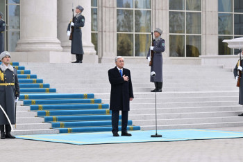 Фотография к новости: Президент принял участие в церемонии поднятия Государственного флага