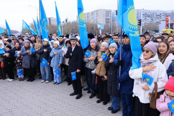 Фотография к новости: Сотни карагандинцев одновременно исполнили государственный гимн в День Республики