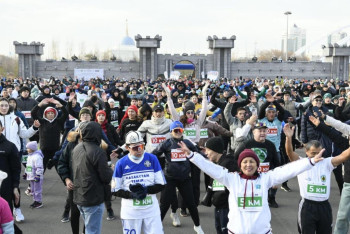 Фотография к новости: Более 1,5 тысяч астанчан вышли на забег в честь закрытия бегового сезона