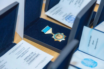 Фотография к новости: 72 сотрудника торговой сферы получили государственные и ведомственные награды