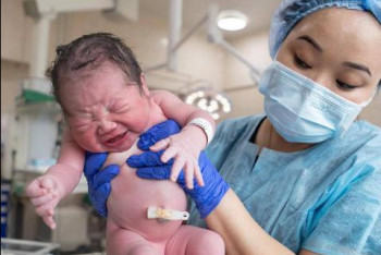 Фотография к новости: 709 детей родилось в Казахстане в День Республики