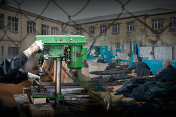 Фотография к новости: Жизнь после приговора: зачем осуждённые работают и сколько зарабатывают?