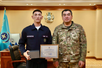 Фотография к новости: Спасатель из Астаны получил награду за спасение девушки на 14-м этаже