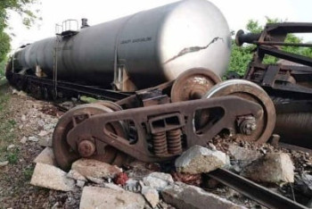 Фотография к новости: В Шри-Ланке сошёл с рельсов поезд с топливом