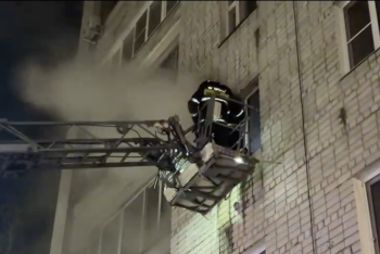 Фотография к новости: В Усть-Каменогорске спасатели эвакуировали 15 человек при пожаре в многоэтажке