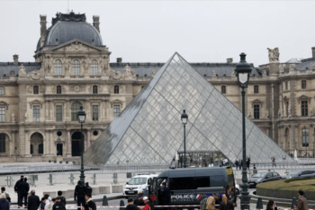 Фотография к новости: Ограбление Лувра совершили жители бедного пригорода Парижа — прокуратура