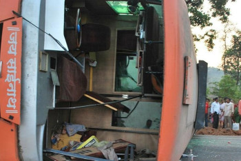 Фотография к новости: Столкновение автобуса с грузовиком унесло жизни более 20 человек в Индии