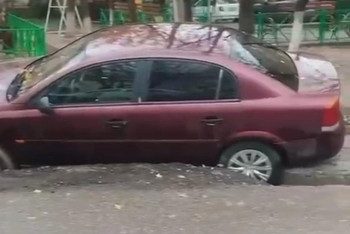 Фотография к новости: В Шымкенте машины провалились под землю после дорожных работ