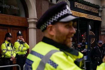 Фотография к новости: В Британии по ошибке выпустили на свободу двух заключённых — полиция ищет беглецов