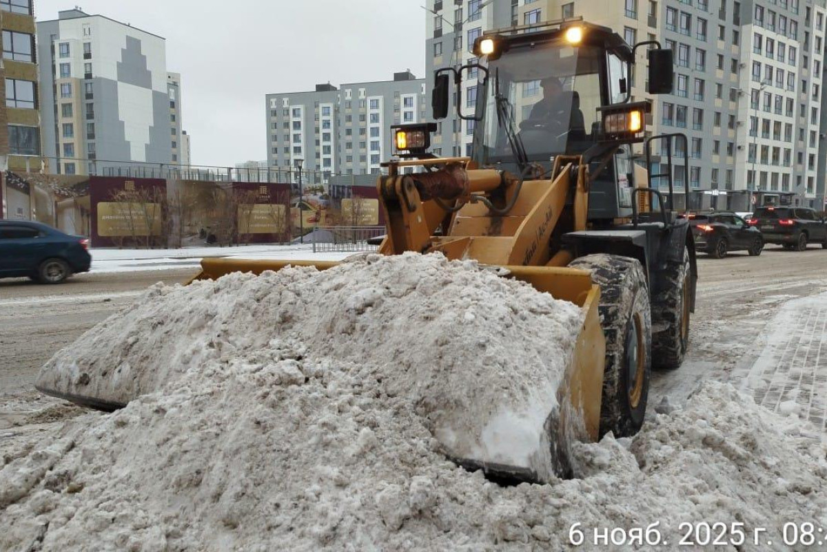 Убирать снег в Астане вышли около 2,5 тысячи дорожных рабочих