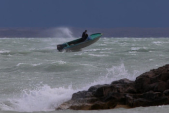 Фотография к новости: На Балхаше спасатели вывезли на берег двух рыбаков, застрявших посреди озера