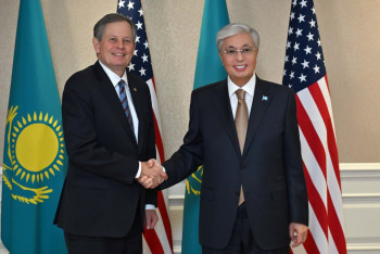 Фотография к новости: Токаев наградил сенатора США орденом "Достық" I степени