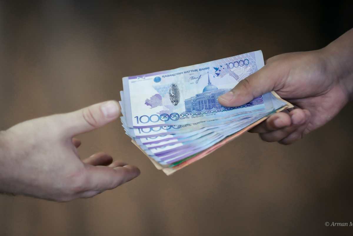 Блогер требовал 10 млн тенге у сотрудника акимата