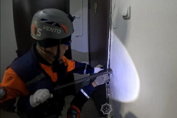 Фотография к новости: Спасатели освободили запертых в квартире маленьких детей в Семее