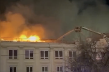 Фотография к новости: Крупный пожар вспыхнул в административном здании Алматы