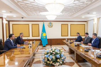 Фотография к новости: Бектенов обсудил с американцами строительство завода по "зелёному" авиатопливу