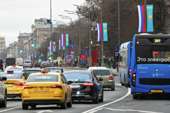 Фотография к новости: Москву украсили флагами Казахстана и России перед визитом Токаева