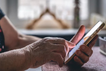 Фотография к новости: Как обезопасить пожилых людей от телефонных мошенников