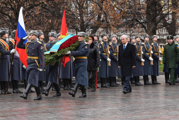 Фотография к новости: Токаев возложил цветы к памятнику-мемориалу "Могила неизвестного солдата"