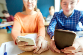 Фотография к новости: Депутат выступила за запрет смартфонов на уроках