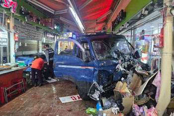 Фотография к новости: В Южной Корее грузовик въехал в торговые ряды, погибли двое