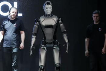 Фотография к новости: Первый российский робот-гуманоид с ИИ упал на презентации в Москве