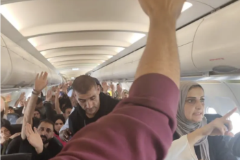 Власти ЮАР расследуют "загадку" прибытия самолета, полного палестинцев