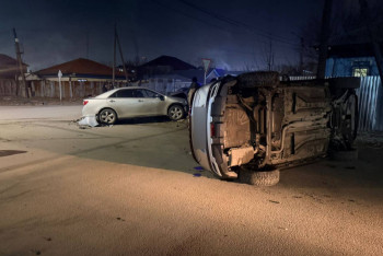Фотография к новости: В Семее перевернулась легковушка после жёсткого столкновения на перекрёстке