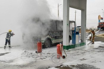 Фотография к новости: В Атырауской области на территории АЗС загорелся автобус
