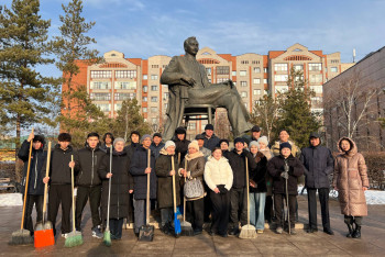 Фотография к новости: В Астане прошла масштабная уборка территории монумента-музея Сакена Сейфуллина