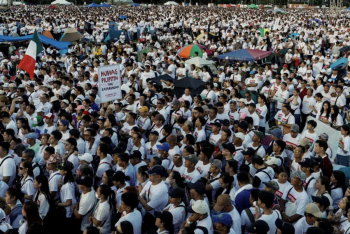 Фотография к новости: В столице Филиппин сотни тысяч жителей протестуют против коррупции